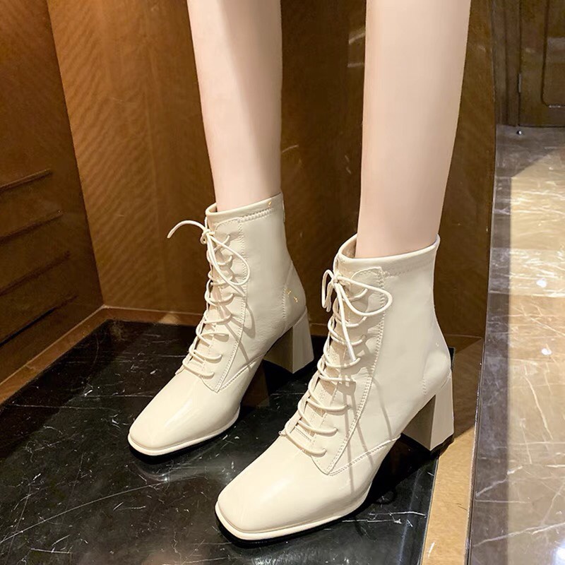 Giày bốt nữ cao cổ da bóng buộc dây phong cách Hàn. Chất liệu da mềm, đi êm chân. Kiểu dáng trẻ trung, dễ phối đồ
