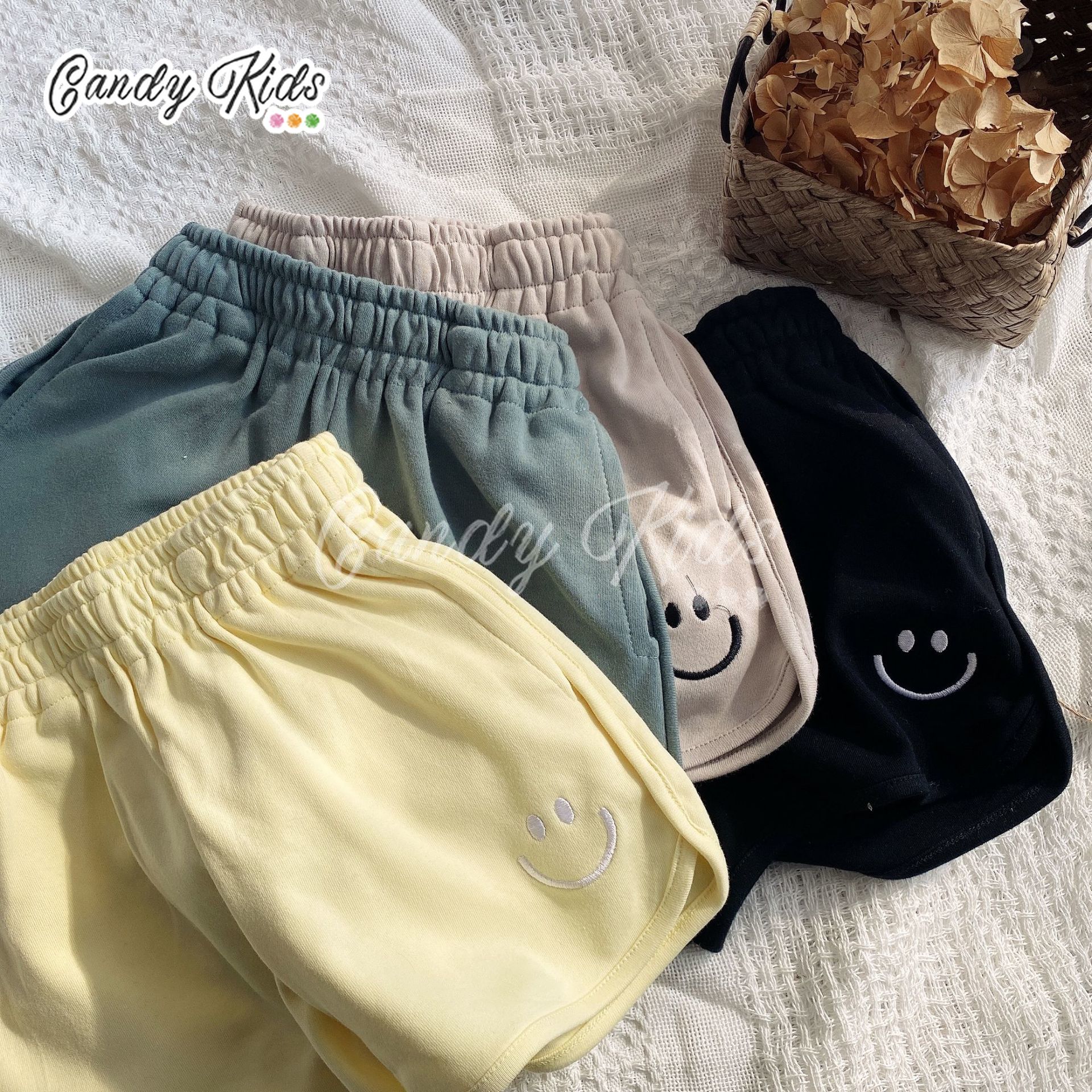 Quần Short Cotton Thêu Hình Mặt Cười Cho Bé 1-8 Tuổi