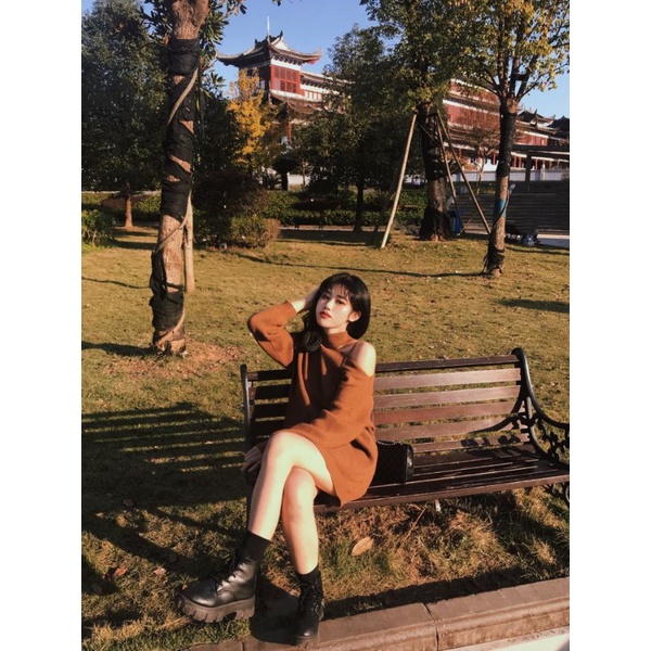 Áo len dáng dài hở bên vai phong cách cá tính