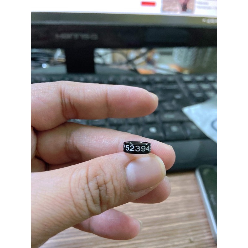 Nhẫn khắc cho vẹt .