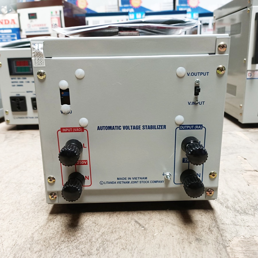 Ổn Áp LiTanda 2KVA 1 Pha 2KW 2000W Input 220V, 110V, 100V Đời Mới Đồng Hồ Số Led Điện Tử