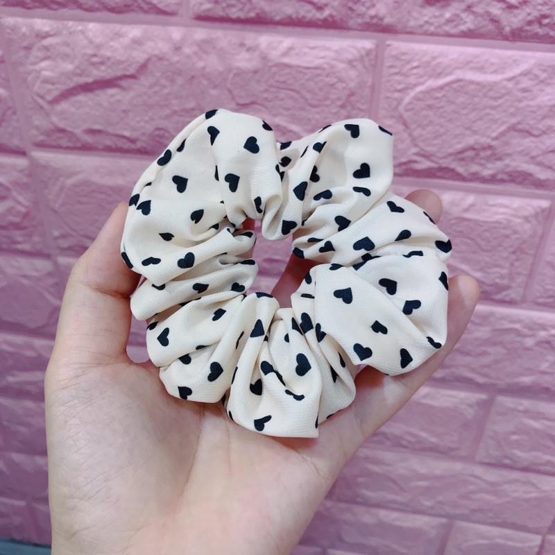 Cột tóc vải Scrunchies họa tiết trái tim