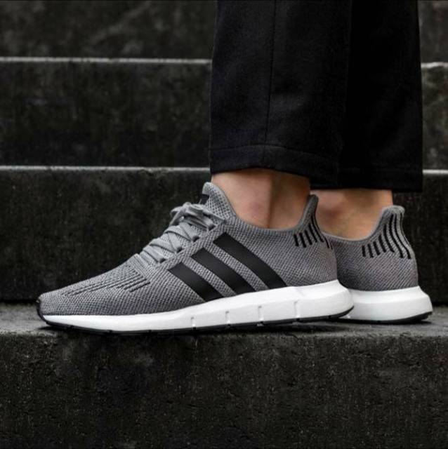 Giày Thể Thao Adidas Swift Run Màu Xám Đen Cá Tính Cho Nam