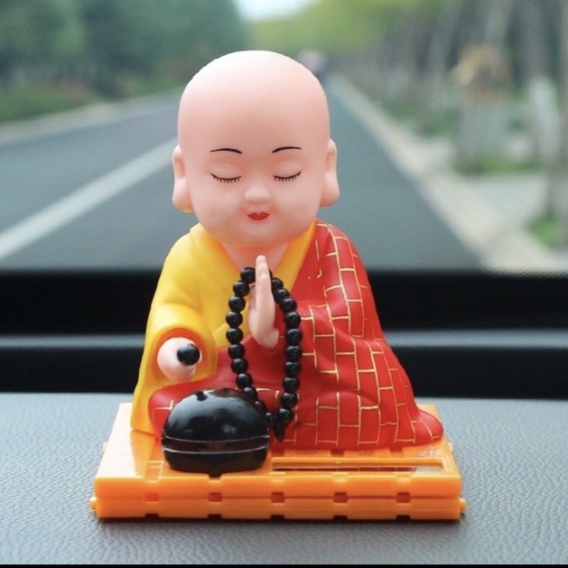 Tượng phật chú tiểu gõ mõ tự động trang trí trên ô tô - bàn làm việc mang lại may mắn, cầu bình an