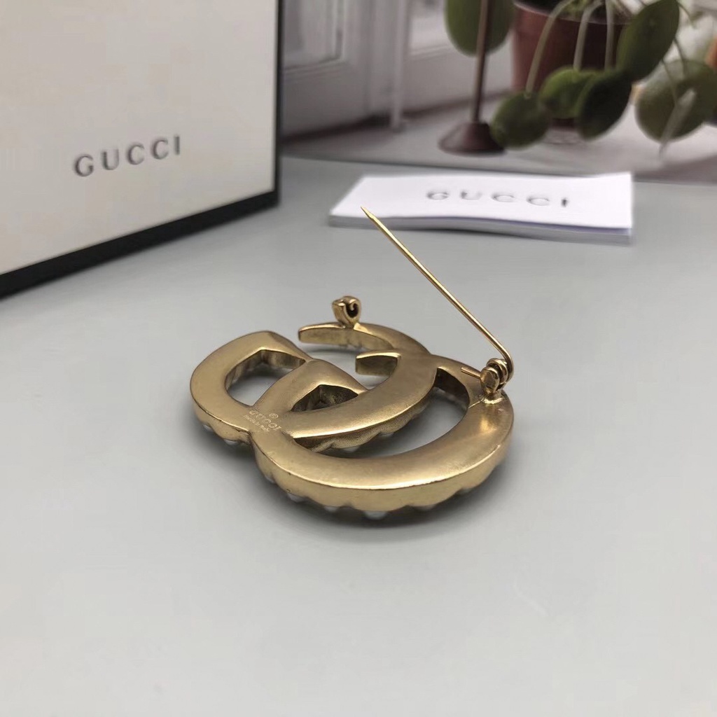 Trâm cài áo chữ Gucci đính ngọc trai thời trang