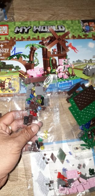 Lắp ráp 1 hộp LegoMineCraff MyWord 63027 có nhiều chi tiết bằng nhựa ABS
