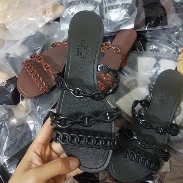 Dép xích nhựa HM