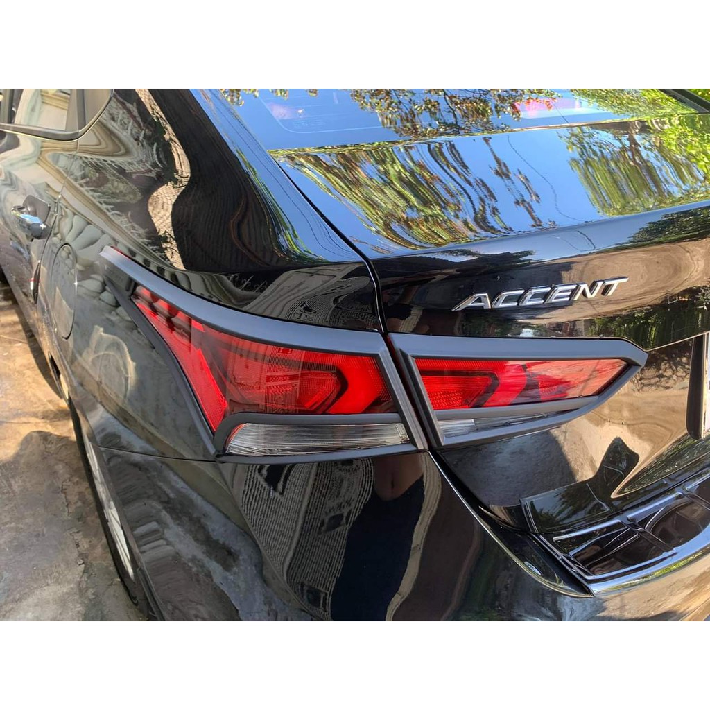 ỐP VIỀN ĐÈN HẬU ACCENT 2019 2020 vân carbon và đen nhám