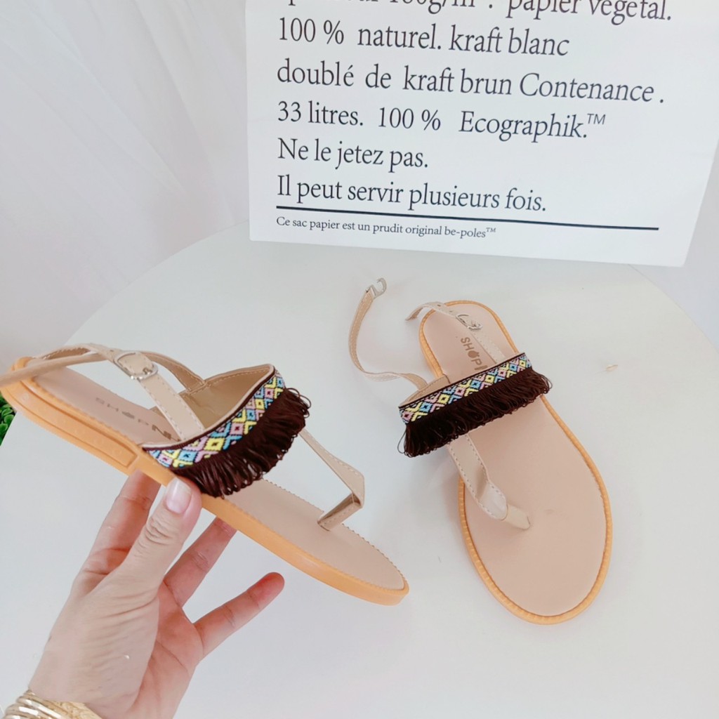 Giày sandal kẹp thổ cẩm màu kem đi biển phong cách vintage