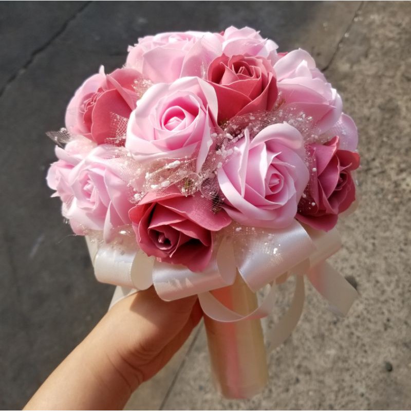 BÓ HOA CƯỚI CẦM TAY CÔ DÂU BẰNG HOA HỒNG SÁP THƠM MÀU HỒNG ĐIỂM VOAN TUYẾT VÀ HẠT CHÂU TRẮNG, TẶNG KÈM HOA CÀI ÁO CHÚ RỄ