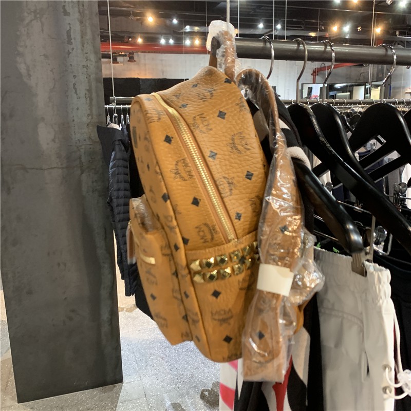 Mcmunisex Ba Lô Da Họa Tiết Ngôi Sao Đinh Tán Trung Bình