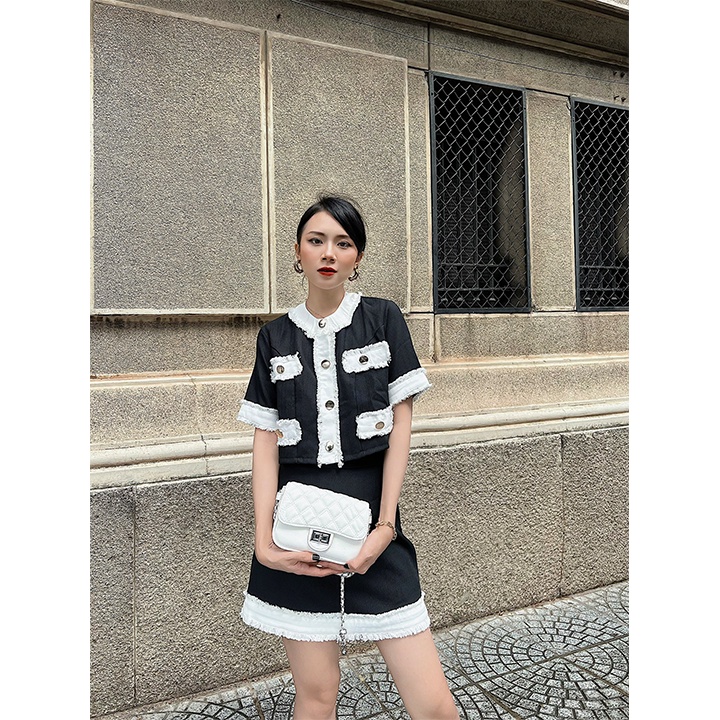 Set Áo Croptop Phối Nút Và Chân Váy Ngắn Phối Viền Đen _ Ảnh Chụp Thật