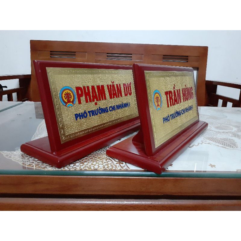 biển chức danh đồng đế nghiêng,  kệ tên , bảng tên để bàn, biển công ty, biển phòng , thẻ tên ......( 12 * 24 cm )