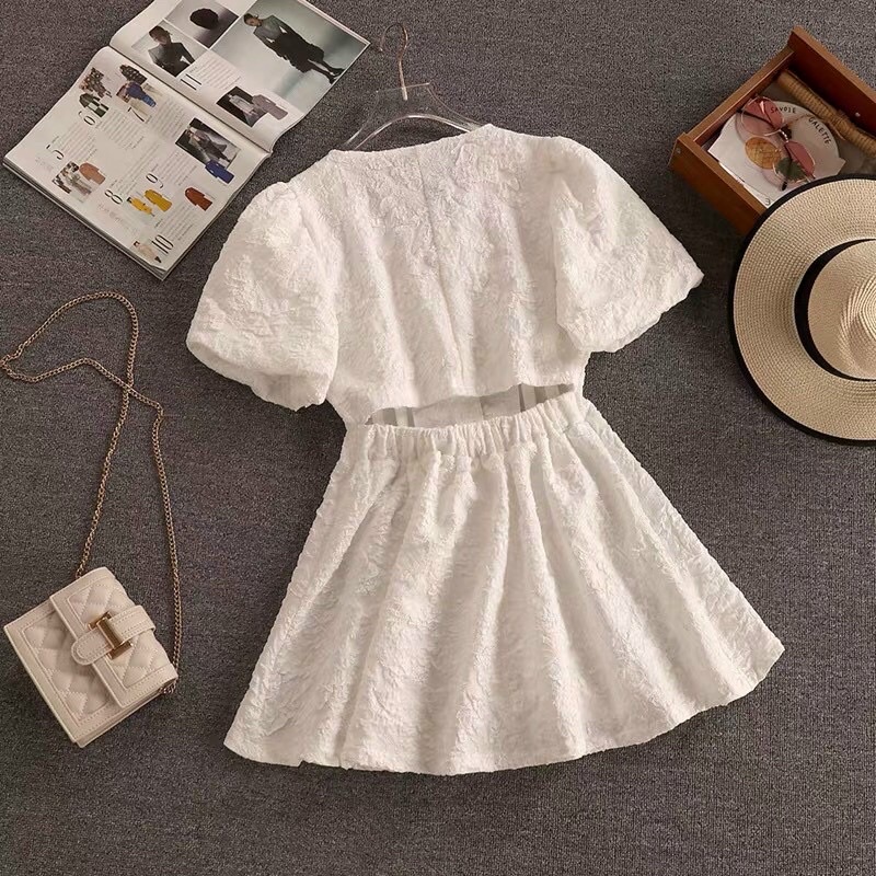 Váy trắng xoè form ngắn chất gấm khoét lưng thun