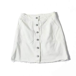 Chân váy trắng khuy chữ A