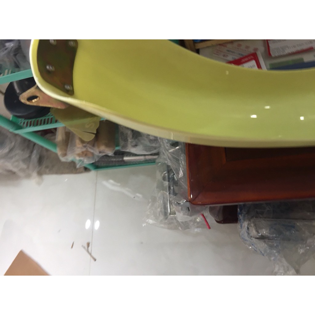 Dè nhựa sau honda 67 có cóc  gắn biển số đi kèm- màu vàng