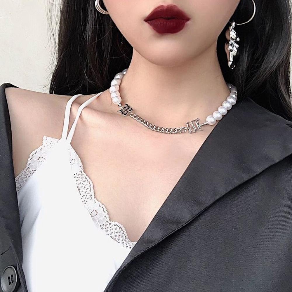 Vòng Cổ Choker Đính Hạt Ngọc Trai Và Chữ Cá Tính