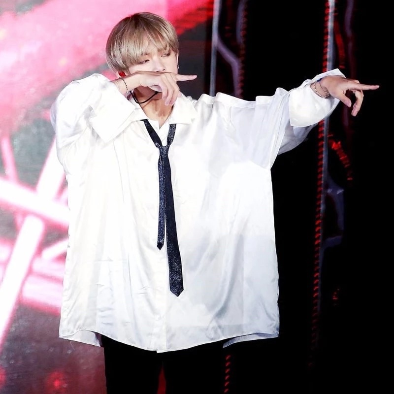 Áo sơmi trắng vải lụa giống V BTS