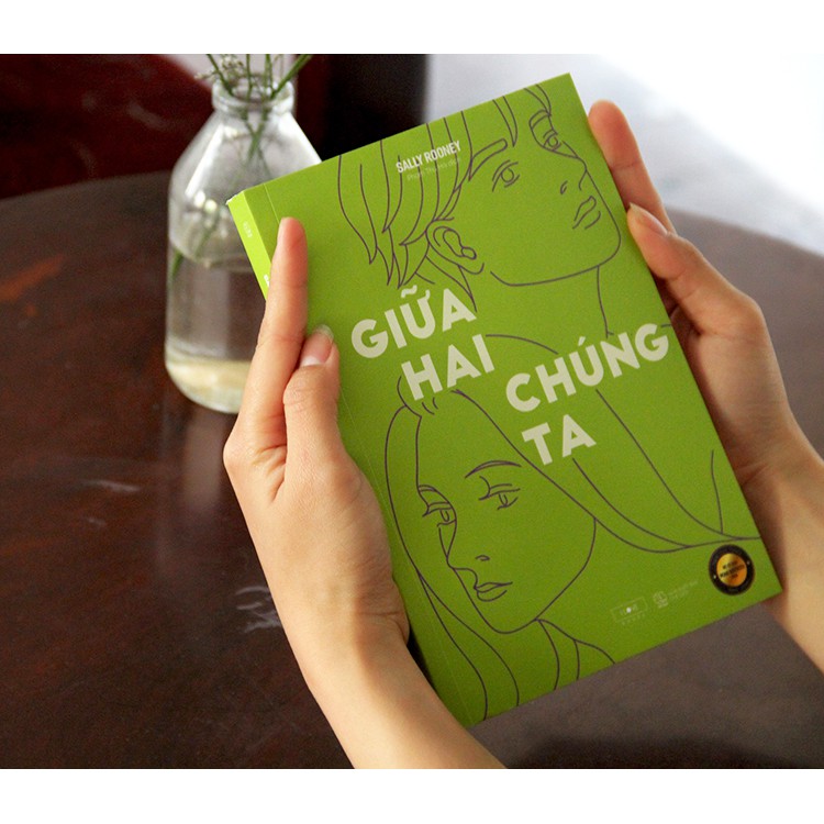 Sách - Giữa Hai Chúng Ta - Sally Rooney