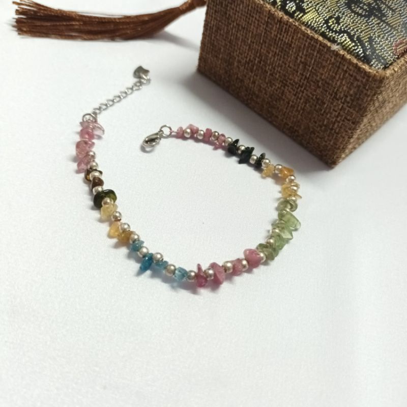 Vòng tay đá tourmaline vụn thô thanh tẩy mic kèm charm bạc đẹp