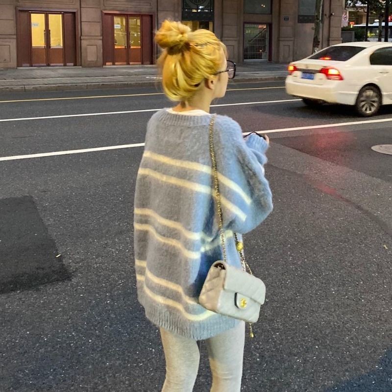 Áo sweater dáng rộng cổ chữ V kẻ sọc màu xanh dương mềm phong cách trẻ trung