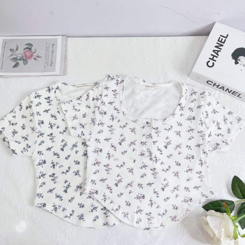 [Hình Thật-Hàng Mới Về]Áo croptop vạt bầu hoa nhí có cúc gài chất cotton xinh xắn .