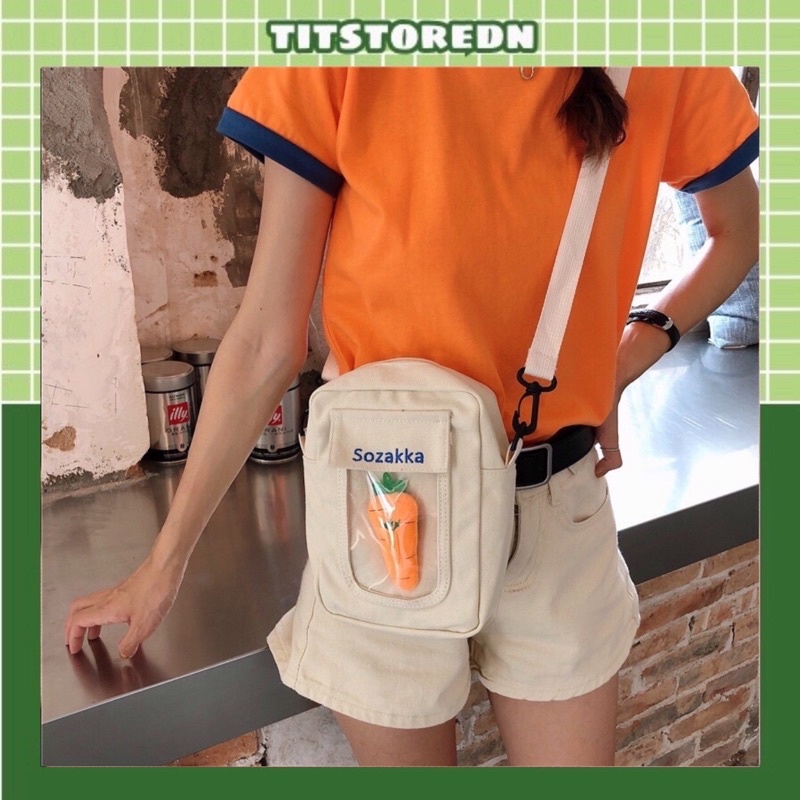 Túi đeo chéo hộp trong suốt kèm huy hiệu cà rốt bằng bông (có sẵn, hình thật)