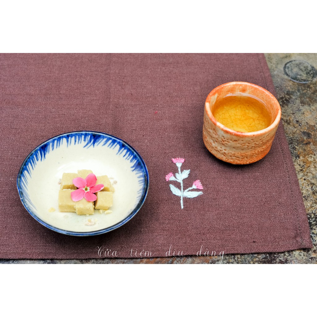 Khăn tay  vải linen thêu thủ công - Cúc chi