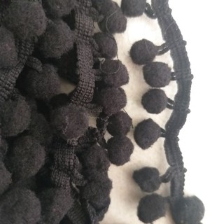 dây pom pom , có 4 màu,size 2.5cm.(2mét/10k)