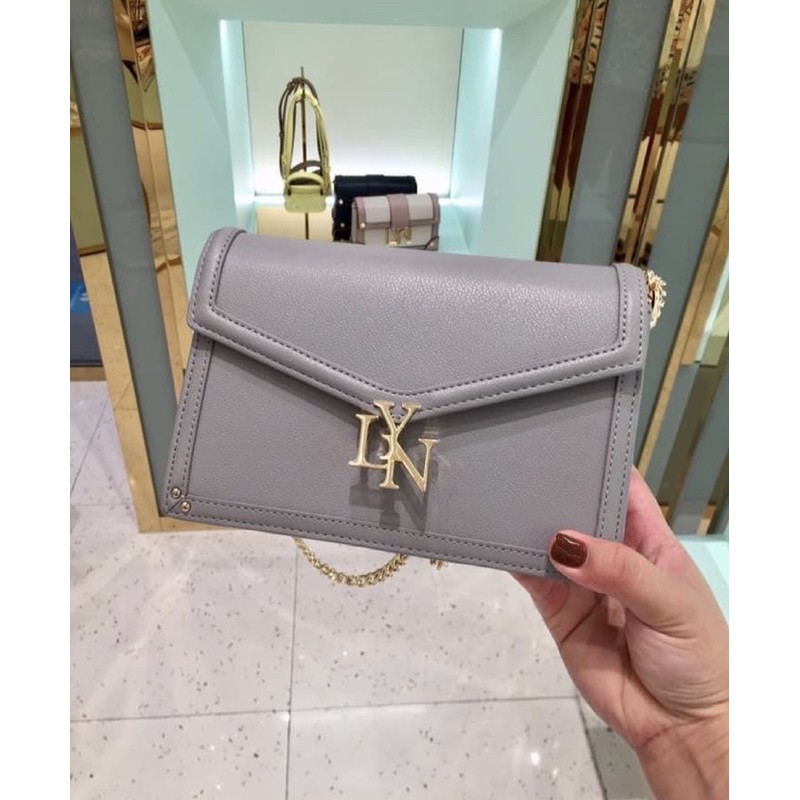 Túi lyn đeo chéo khoá chữ lyn