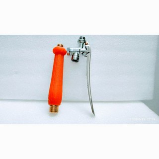 Tay bóp inox lắp vào bình phun thuốc trừ sâu .