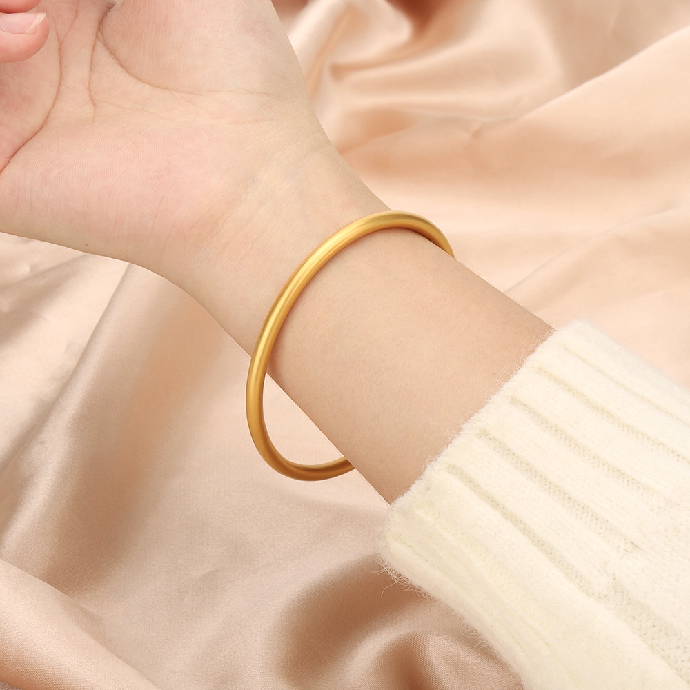Vòng tay titan nữ không gỉ mạ vàng 18k thiết kế phun nhám phong cách cổ điển sang trọng