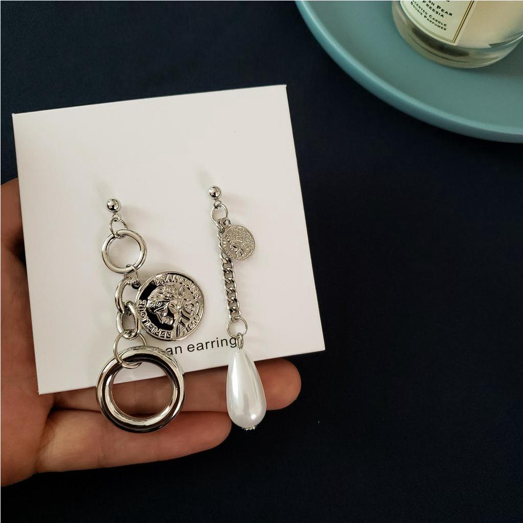 Khuyên tai 22642 hình tròn khắc chân dung phối ngọc trai phong cách bất đối xứng Nhật Hàn