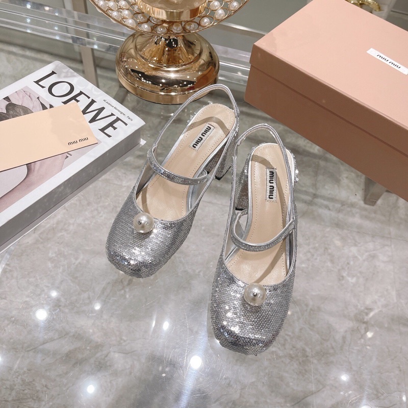 Giày búp bê cao gót MiuMiu thiết kế da bò sáng bóng có lót da cừu có quai chắc chắn.