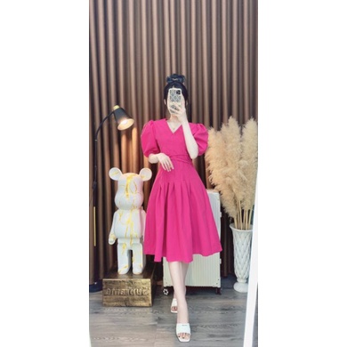 Váy hồng đậm đan dây eo