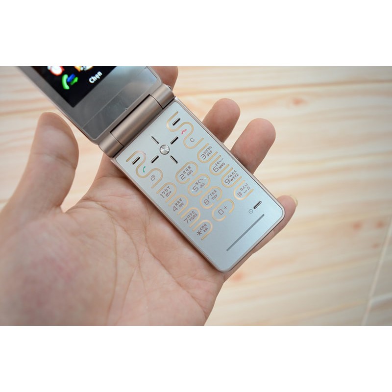 ĐIỆN THOẠI NẮP GẬP SONY ERICSSON Z770i THỜI TRANG