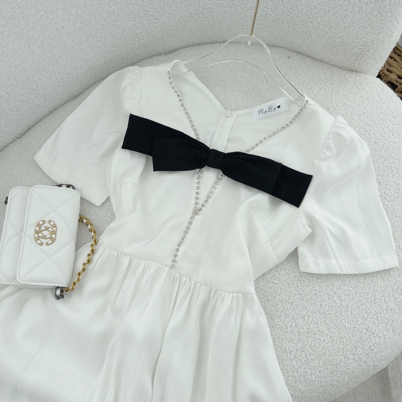 ĐẦM MIDI TRẮNG CỔ V NƠ ĐEN CHẠY HẠT ĐÁ