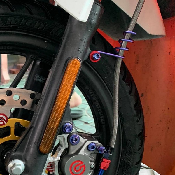 BÁT GIỮ DÂY DẦU kiểu lò xo XE MÁY CHẤT LIỆU INOX XI LÊN MÀU RỰC RỠ THỂ HIỆN ĐIỂM NHẤN