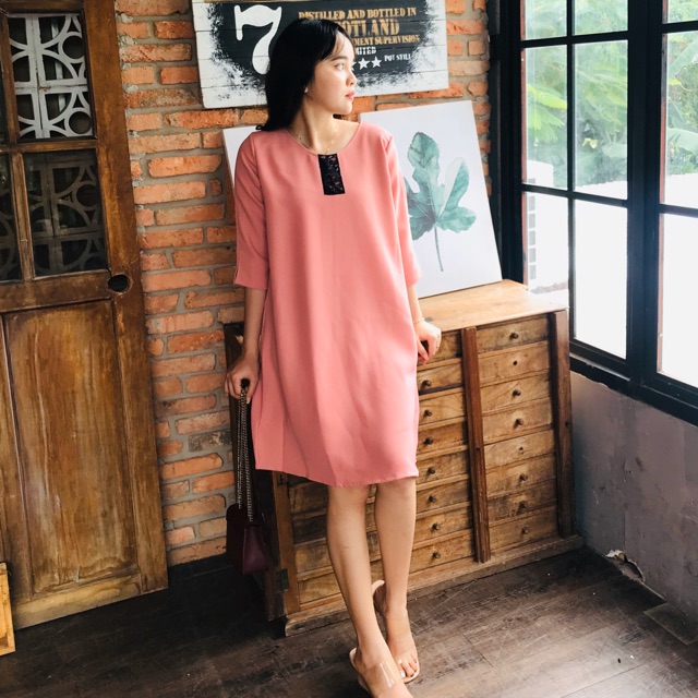 Đầm suông bầu đấp ren xinh xắn