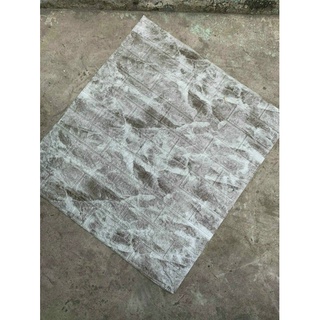 1 TẤM XỐP DÁN TƯỜNG GIẢ ĐÁ, 2 Màu (Vàng, Đen)