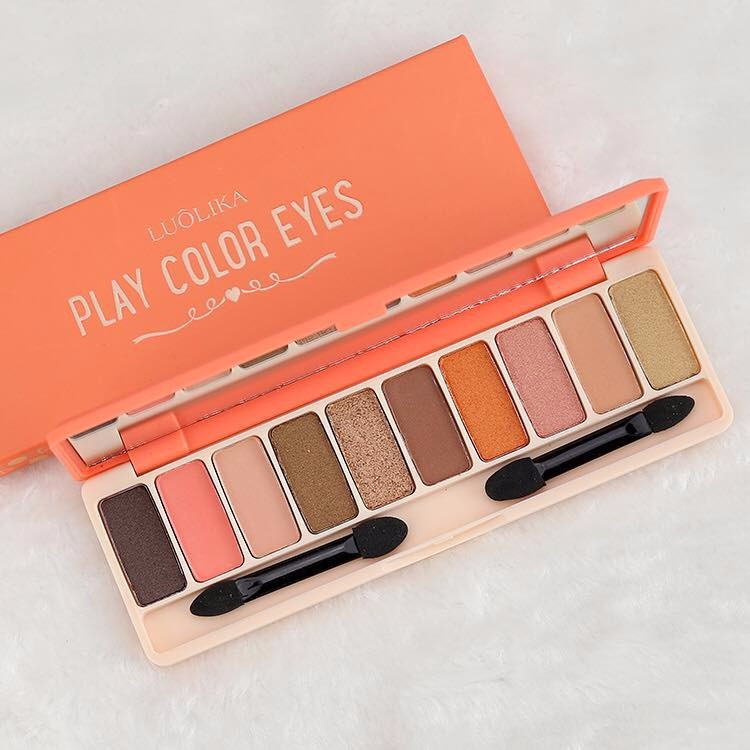Bảng phấn mắt 10 màu tươi tắn Etude Play Color Eyes BakeHouse đủ cả các chất phấn nhũ, lì, kim tuyến, lên màu chuẩn đẹp.