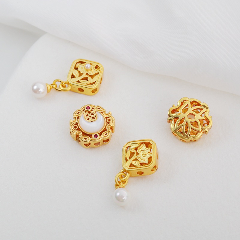 Vòng Tay Chuỗi Hạt Vàng 18k Mặt Trăng Và Vỏ Sò Rỗng Màu Vàng Kim