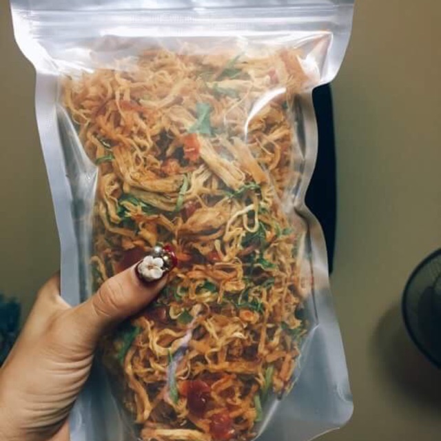1KG KHÔ GÀ XÉ CAY LÁ CHANH