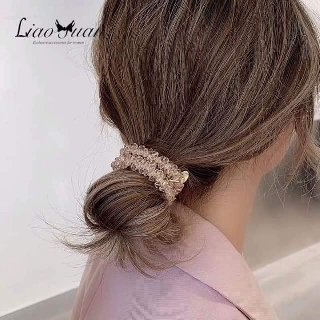 cột tóc đính đá style Hàn Quốc