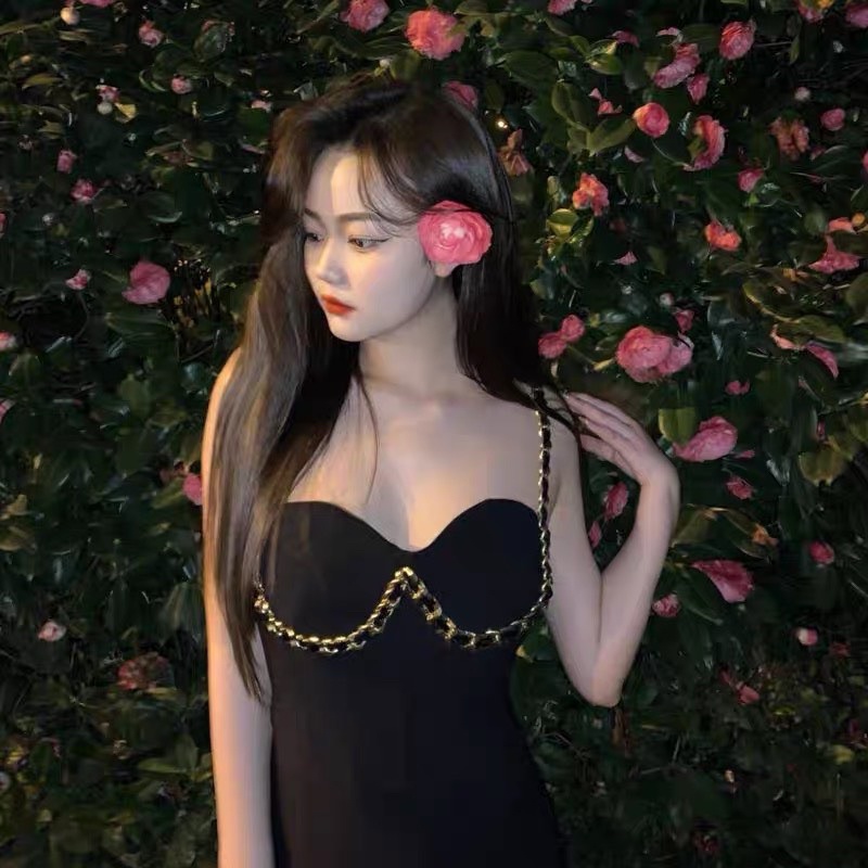 ĐẦM ĐEN 2S XÍCH CÚP NGỰC