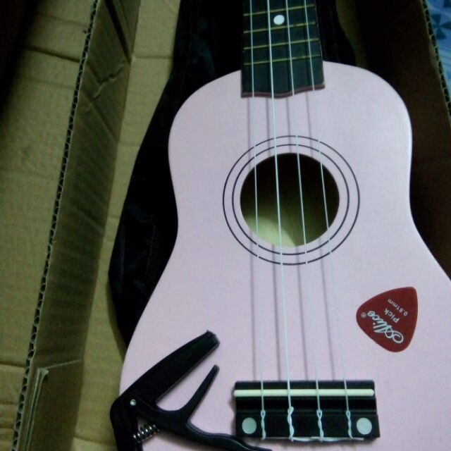 Đàn ukulele màu hồng nhạt