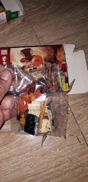 Lắp ráp 1 hộp LegoNinja Shinobi 61016 có nhiều chi tiết