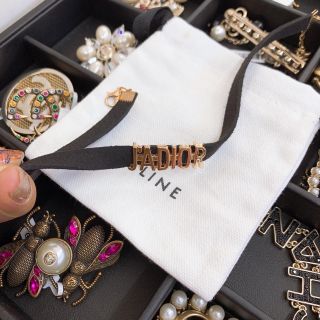 Vòng chocker Dior, jadior