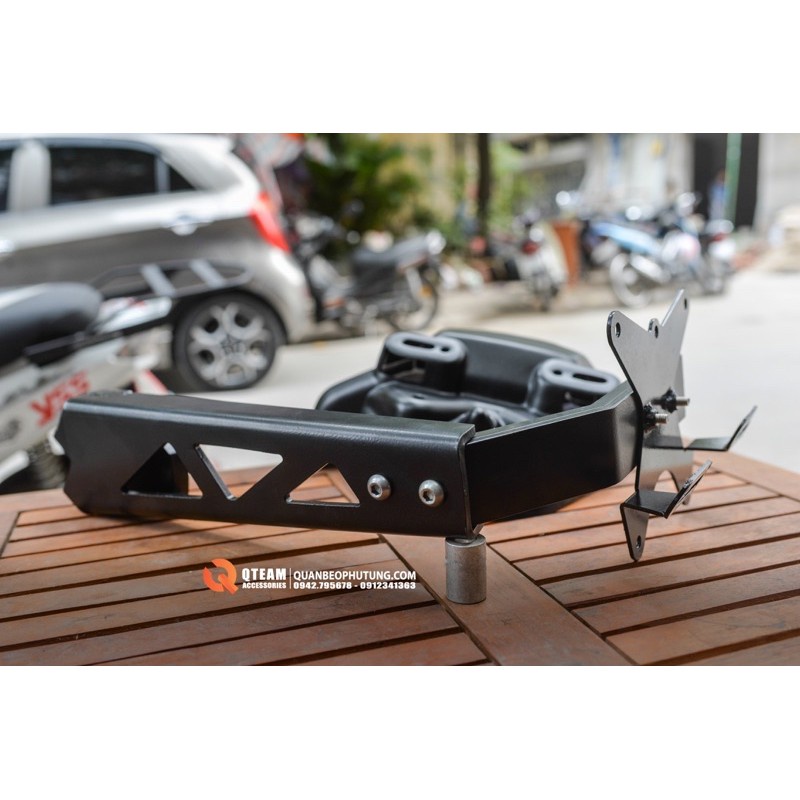 DÈ CHẮN BÙN THÉP KÈM PAD BĂT BIỂN SỐ KIỂU YAMAHA MT09 LĂP CHUẨN CHO HONDA CB650R