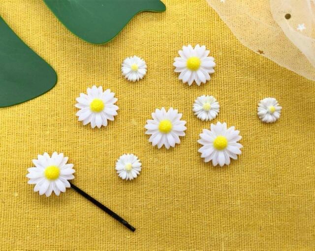 50/100 charm hoa cúc họa mi trắng  (Size nhỏ 1.3cm) - Phụ kiện kẹp cột tóc, case đt